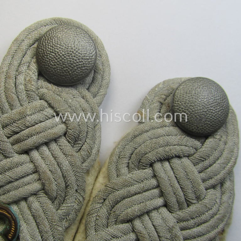 Fully matching - and/or scarcely encountered! - pair of WH (Heeres), neatly 'cyphered', officers'-type shoulderboards as was intended for a: 'Major eines Infanterie-Lehr-Abts. o. Rgts.'