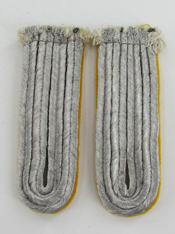 Luftwaffe flying personnel Leutnant shoulder boards