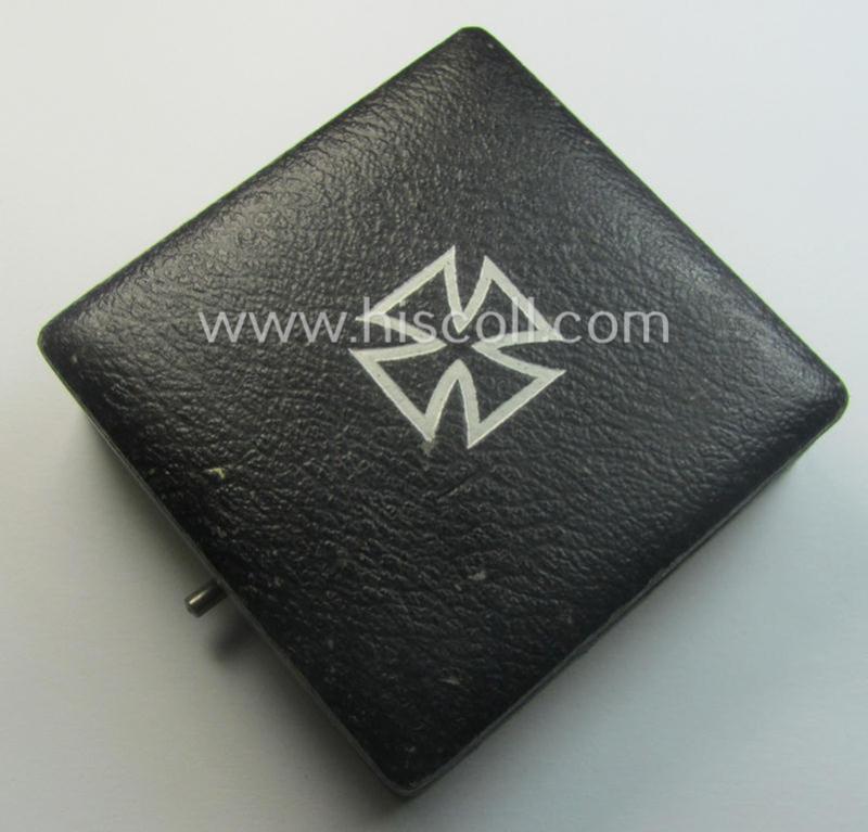 'Eisernes Kreuz 1. Klasse' (or: Iron Cross 1st class) being a (typical) non-marker-marked example by the maker: 'B.H. Mayer's Kunstprägeanstalt' and that comes in its original etui as issued- and /or moderately used