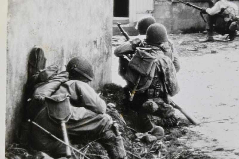 US WW2 Radiophoto 'Yanks fighting in Brest'