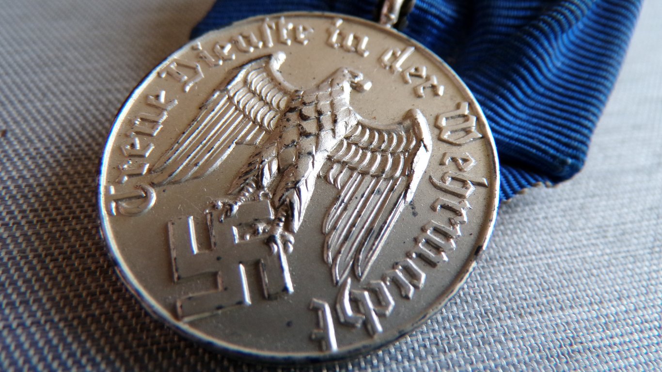 Wehrmacht 4 Years Service Medal with Luftwaffe Droop Tail Eagle