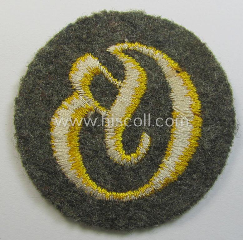 Neat - later-war-period- and actually quite scarcely encountered! - WH (Heeres) machine-embroidered, trade- or special-career insignia (ie. 'Laufbahn- o. Tätigkeitsabzeichen') as was intended for a: 'Geräteverwaltungs-Unteroffizier'