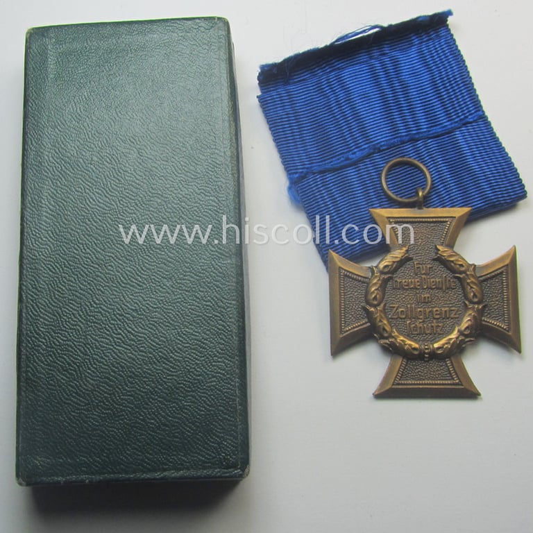 Superb, 'Zollgrenzschütz-Ehrenzeichen' (or: customs loyal-service medal) that comes together with its full-length ribbon (ie. 'Bandabschnitt') and that comes stored in its period (and scacely seen!) etui