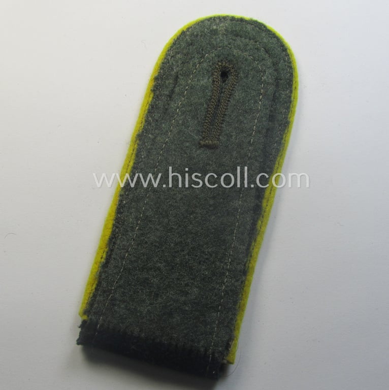 Single, 'M40'-pattern WH (Heeres) NCO-type shoulderstrap: 'Uffz. der Nachrichten-Trpn.'