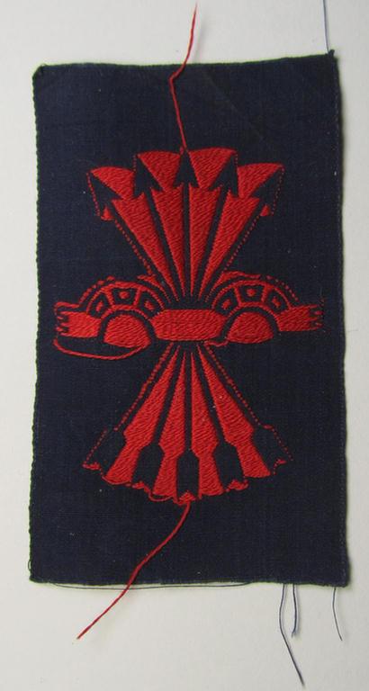 Spanish, multi-coloured- and/or: 'BeVo'- like woven breast-shield (ie. 'Brustschild') showing the 'Falange'-symbol as was intended for usage by a member of the party: 'Falange Espanola de las JONS (FE)'