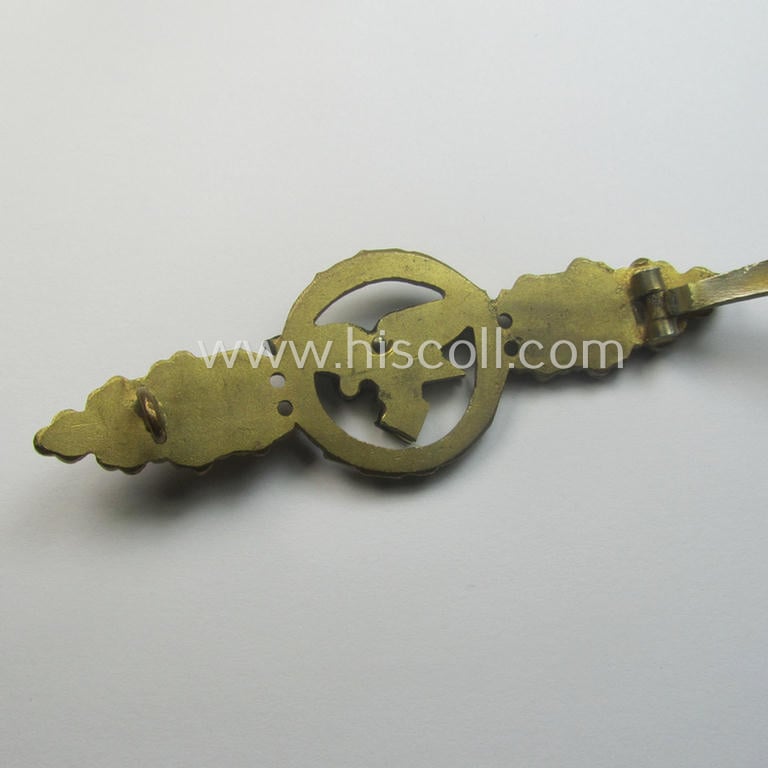 Tombak- (ie. 'Buntmetall'-) based- and/or (typical) non-maker-marked example of a WH (Luftwaffe) 'Frontflugspange für Transport- u. Luftlandeflieger in Gold' as presumably produced by the: 'C.E. Juncker'-company