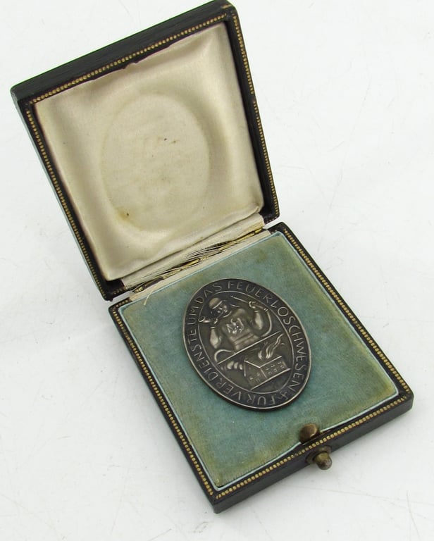 Rare German Silver "Erinnerungzeichen für Verdienste um das Feuerlöschwesen" in case