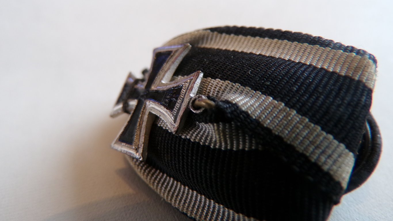 luxury version button hole Iron Cross WW1