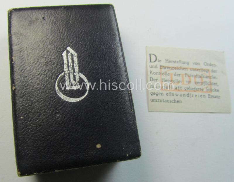 Superb, darker-blue-coloured - and actually rarely seen! - neatly maker- (ie. 'L/54-' or: 'Schauerte u. Höhfeld'-marked-) 'generic'-styled- and/or 2-pieced 'LDO'-etui as was intended to store a: 'Verwundeten-Abzeichen in Schwarz'