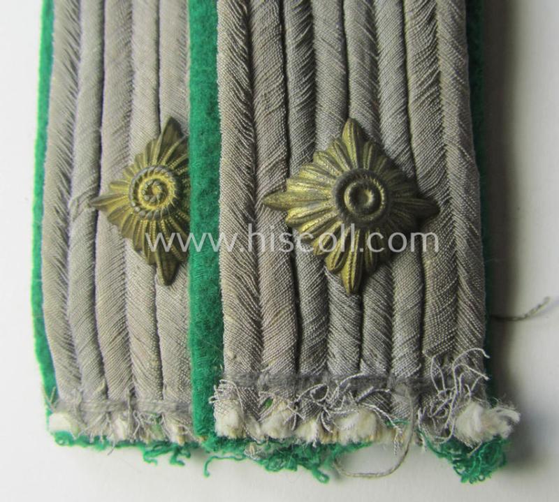 Attractive - and fully matching! - pair of WH (Heeres) officers'-type shoulderboards as piped in the desirable darker-green-coloured branchcolour as was intended for usage by an: 'Oberleutnant eines Jäger o. Gebirgsjäger Regiments'