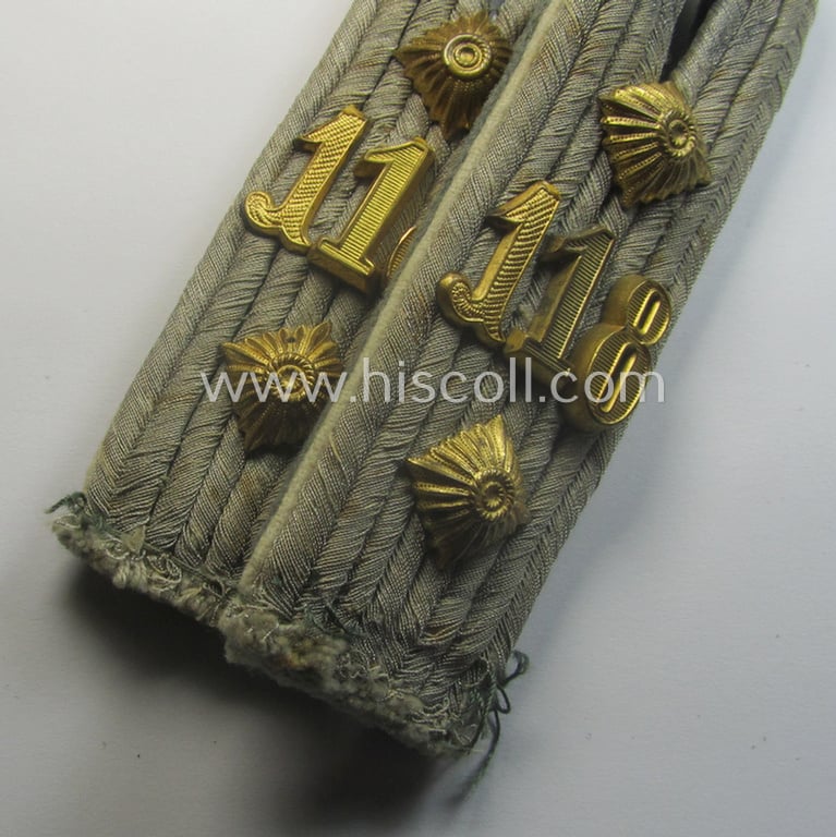 Pair of WH (Heeres) neatly 'cyphered', officers'-type shoulderboards as (dual)piped in the white-coloured branchcolour: 'Hauptmann der Res. des Infanterie-Rgts. 118'