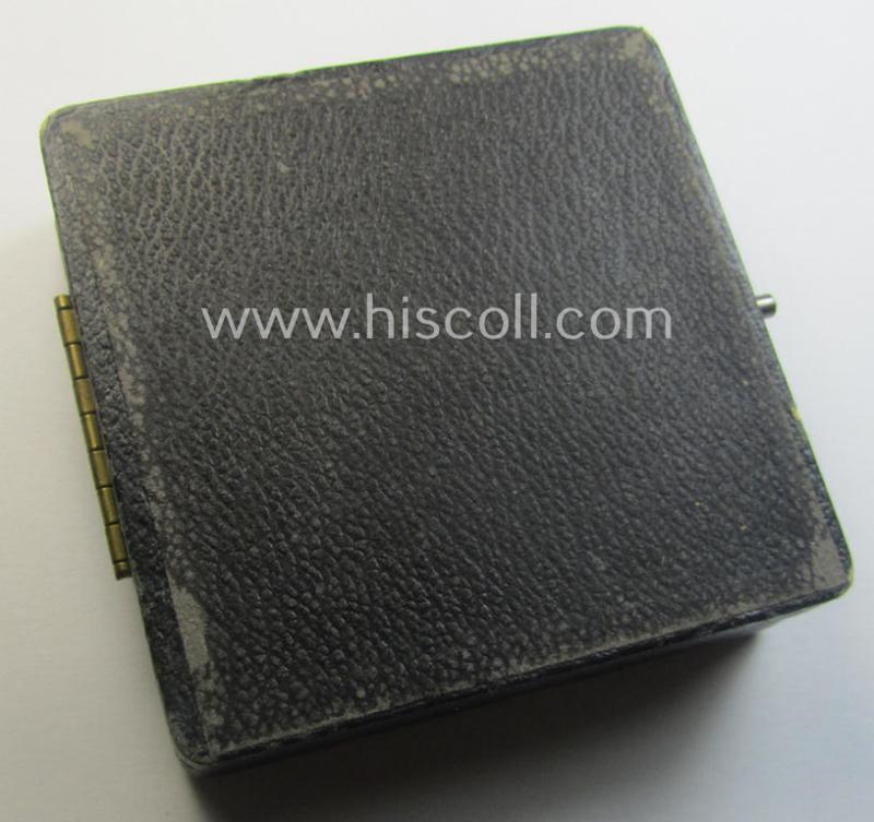 'Eisernes Kreuz 1. Klasse' (or: Iron Cross 1st class) being a (typical) non-marker-marked example by the maker: 'B.H. Mayer's Kunstprägeanstalt' and that comes in its original etui as issued- and /or moderately used