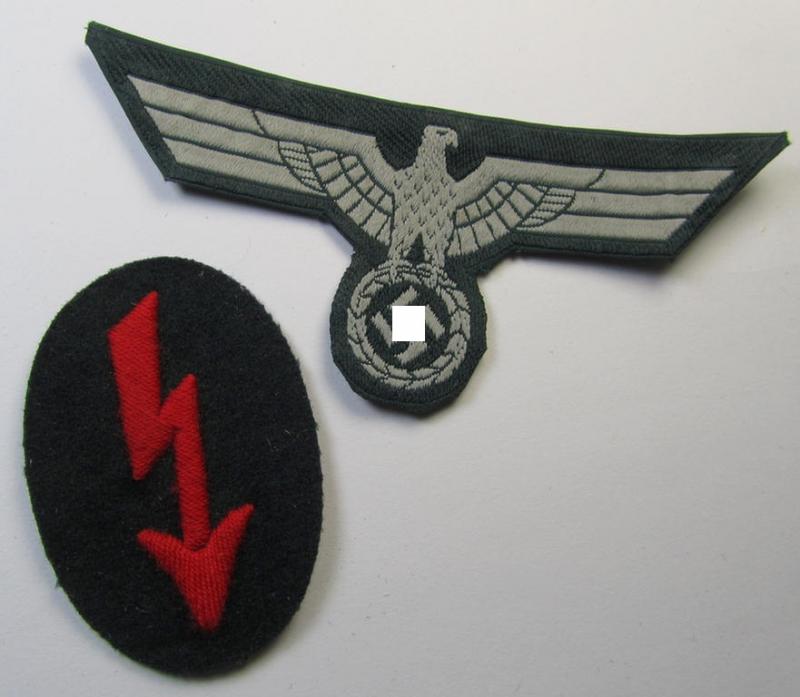 Neat - and matching! - 4-pieced WH (Heeres) insignia-grouping comprising of a pair of 'M43'-pattern EM-shoulderstraps, a: breast-eagle and signal-'Blitz' as was intended for a: 'Soldat eines Artillerie-Abteilungs o. Regiments'