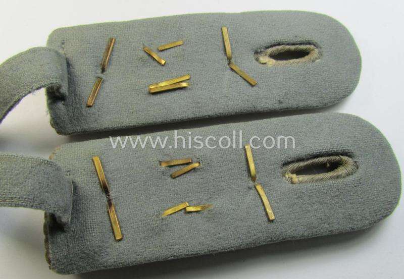 Attractive - and fully matching! - pair of WH (Heeres) neatly 'cyphered', officers'-type shoulderboards as (dual)piped in the white-coloured branchcolour as was intended for a: 'Hauptmann der Reserve des Infanterie-Regiments 21'