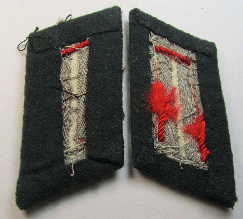 Moderately used - and fully matching! - pair of WH (Heeres) officers'-type collar-tabs, as was piped in the bright-red-coloured branchcolour as was intended for usage by an: 'Offizier der (Sturm)Artillerie-Truppen'