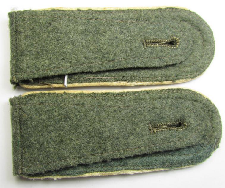 Superb - and fully matching! - pair of WH (Heeres), mid-war-period- (ie. 'M43'-pattern-) NCO-type shoulderstraps as piped in the white-coloured branchcolour as was intended for a: 'Stabsfeldwebel o. Spiess eines Infanterie-Regiments'