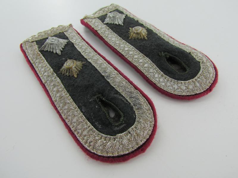 NCO shoulder boards for a Hauptfeldwebel in Nebelwerferabteilung