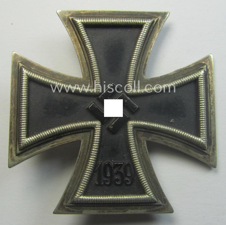'Eisernes Kreuz 1. Klasse' (or: Iron Cross 1st class) being a (typical) non-marker-marked example by the maker: 'B.H. Mayer's Kunstprägeanstalt' and that comes in its original etui as issued- and /or moderately used