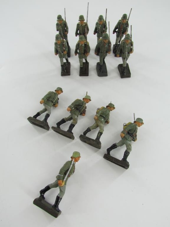 Grouping of 13 x WW2 Era German Toy Soldiers