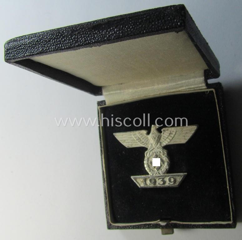 Superb - and rarely seen! - example of a: 'Wiederholungsspange zum EK I. Klasse' (or: bar to the WWI IC first-class) by the maker (ie. 'Hersteller'): 'B.H. Mayer's Kunstprägeanstalt' and that comes stored in its accompanying etui