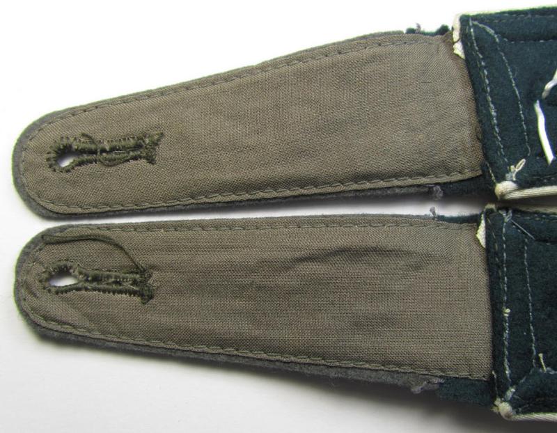 Attractive - and fully matching! - pair of WH (Heeres), early- (ie. pre-) war-period- (ie. 'M36 o. 40'-pattern) 'cyphered' NCO-type shoulderstraps as was intended for usage by a: 'Feldwebel der Divisionsstabs des 22. Infanterie-Divisions'