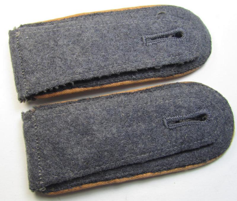 Attractive - and fully matching - pair of WH (Luftwaffe) NCO-type shoulderstraps as piped in the light-brown-coloured branchcolour as was intended for a: 'Feldwebel der Nachrichten-Truppen'