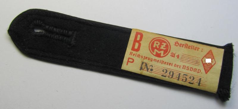 Neat - and naturally single! - black-piped 'DJ- o. Deutsches Jungvolk' shoulderstrap as was intended for usage by a: 'DJ-Mitglied' who served within the: 'Bann 742' (742 = 'Rappoltsweiler') and that comes with its period-attached 'RzM'-etik...