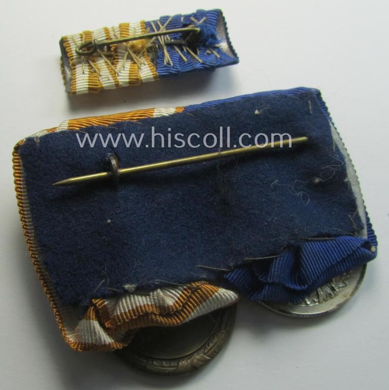 Attractive, 2-pieced WH (Heeres o. KM) medal-bar-set (ie. 'Orden- o. Doppelspange-Satz') showing resp. a: 'WH DA für 4 Jahre t.D.' and a: 'Deutsches Schutzwall Ehrenzeichen' (aka: 'Westwall'-medal)