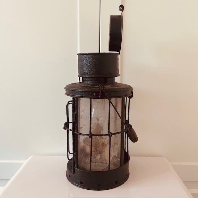 AUTHENTIC ORIGINAL EXAMPLE OF A 1918 WWI BRITISH TRENCH LANTERN.