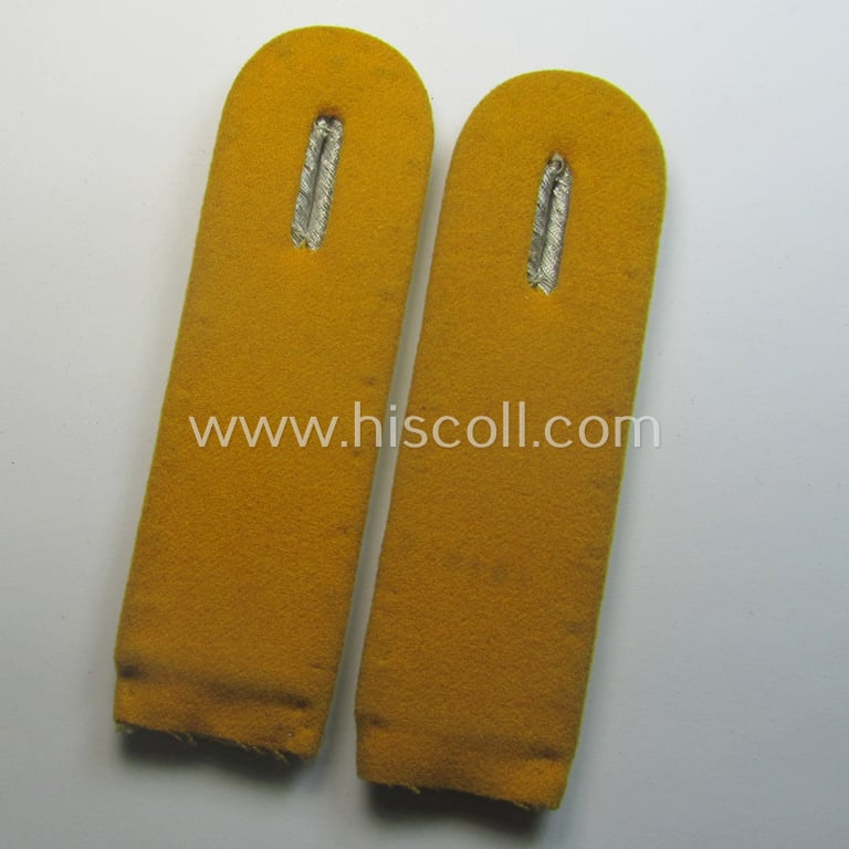 Pair of WH (Luftwaffe) officers'-type shoulderboards as was intended for usage by a: 'Leutnant eines Flieger- o. Fallschirmjäger-Rgts.'