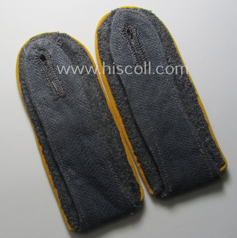 Pair of WH (Luftwaffe) shoulderstraps as was executed in typical 'HBT'-type cloth and piped in the bright-yellow-coloured branchcolour as was intended for a: 'Soldat der Flieger- o. Fallschirmjäger-Trpn.'
