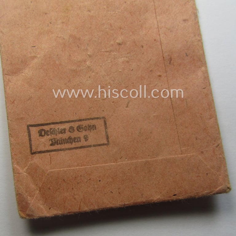 Empty 'Zellstoff'-based pouch as was intended for a medal: 'Winterschlacht im Osten 1941/42' as was produced by the company: 'Deschler & Sohn - München' (ie. 'Hersteller 1')