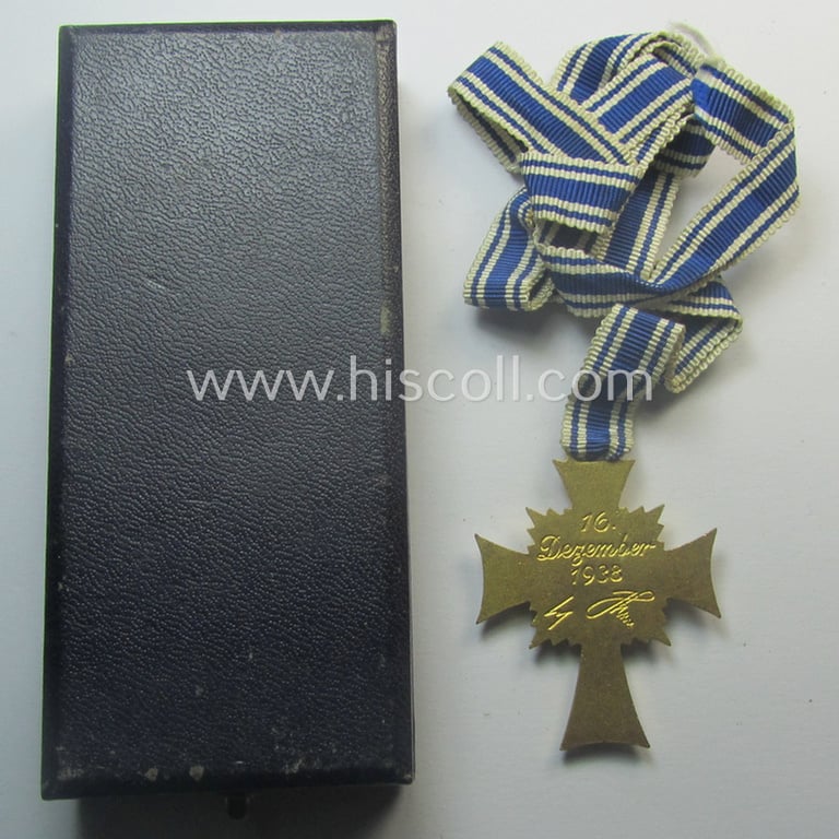 'Ehrenkreuz der deutschen Mutter - erste Stufe' (or mothers'-cross in gold) that comes stored in its original and/or neatly maker- (ie. 'Wilh. Deumer - Kom.Ges. - Lüdenscheid'-) marked etui as issued and/or recently found