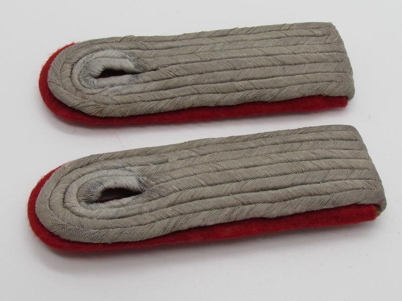 Wehrmacht Artillery Lieutenant shoulder boards & collar tabs
