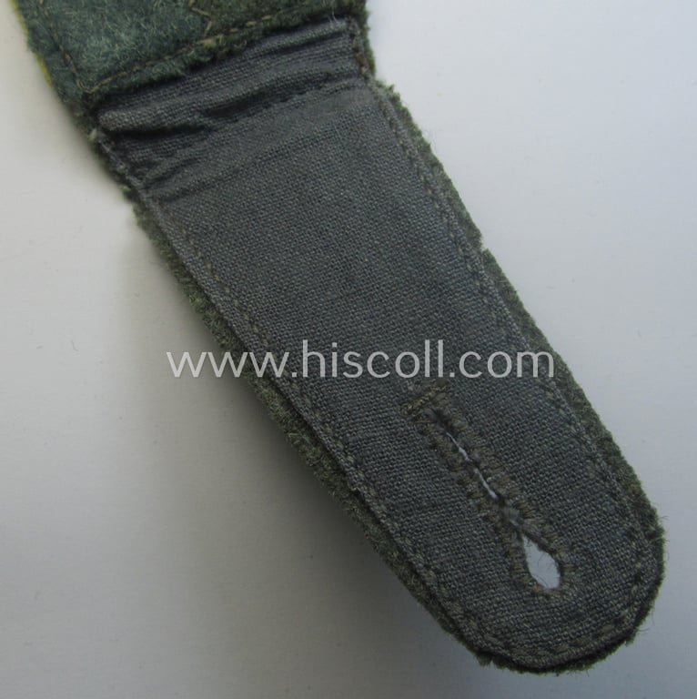 Single, early-war-period so-called: 'M40'- (ie. 'M43'-) pattern, WH (Heeres) EM-type shoulderstrap as piped in the bright-yellow-coloured branchcolour: 'Soldat der Nachrichten-Trpn.'