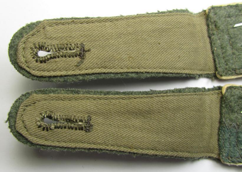 Superb - and fully matching! - pair of WH (Heeres), mid-war-period- (ie. 'M43'-pattern-) NCO-type shoulderstraps as piped in the white-coloured branchcolour as was intended for a: 'Stabsfeldwebel o. Spiess eines Infanterie-Regiments'