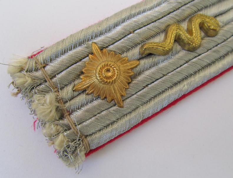 Very nice - albeit regrettably single! - WH (Heeres) 'cyphered', officers'-type shoulderboard, as was intended for an: 'Oberleutnant eines Veterinär-Abteilungs'