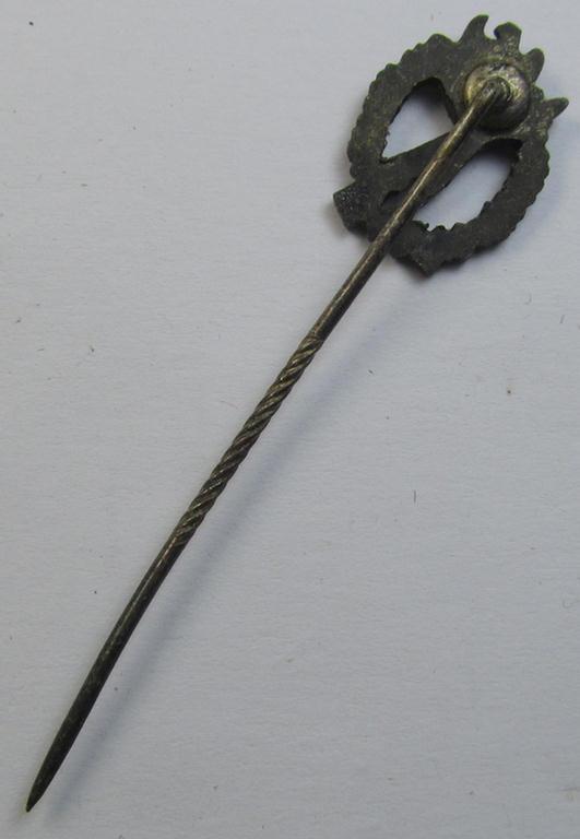Neat - and 17 mm. sized! - miniature-lapel-pin depicting an: 'Infanterie-Sturmabzeichen in Silber' (or: silver-class infantry-assault-badge ie. IAB) being a non-maker-marked example as executed in silver-coloured zinc-based metal (ie. 'Feinzink')