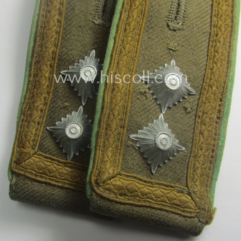 Superb - fully matching and actually rarely encountered! - mid-war-pattern, WH (Heeres) 'tropical'-issued NCO-type shoulderstraps as was intended for an: 'Oberfeldwebel der Panzer-Grenadier-Trpn.'