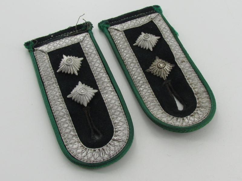 Wehrmacht (Heer) M36 Gebirgsjäger shoulder boards for ‘Oberfeldwebel’