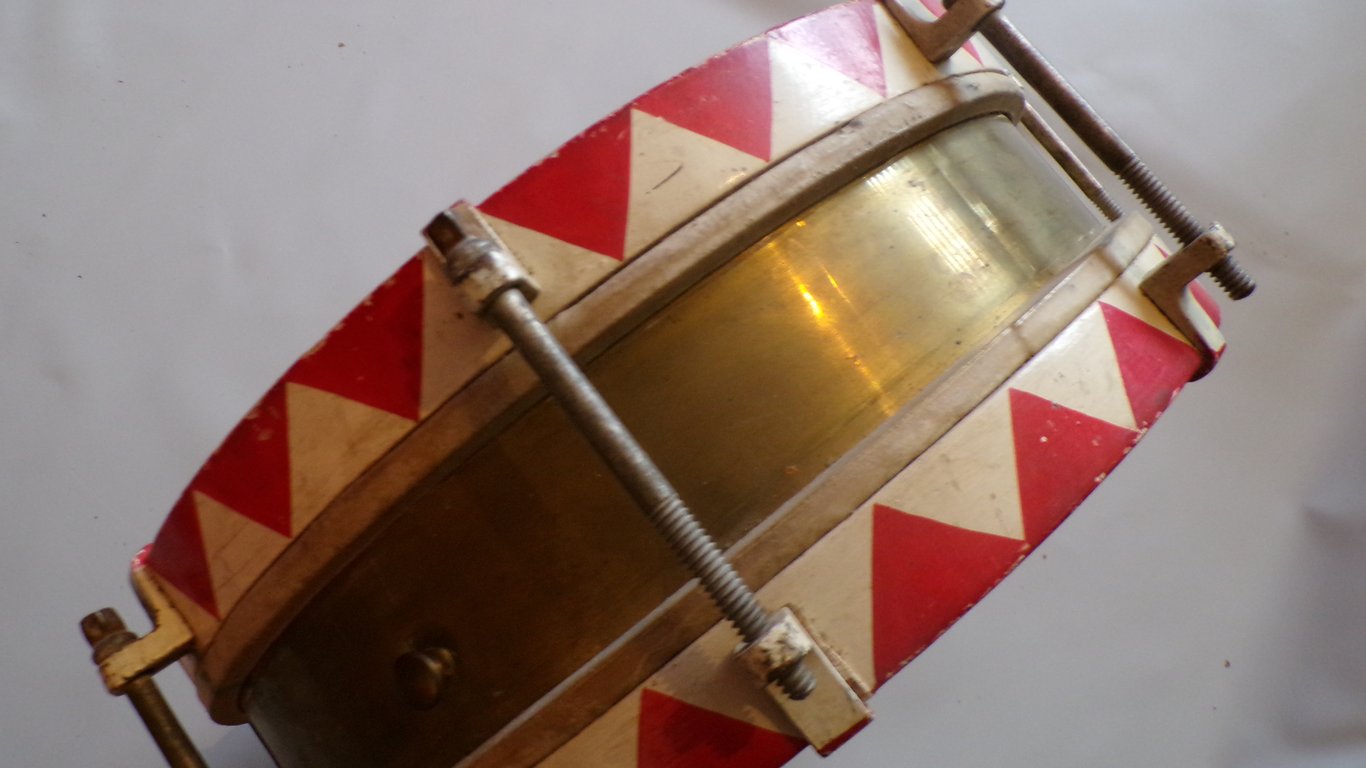 HJ / DJ Marching Snare Drum with Drumsticks