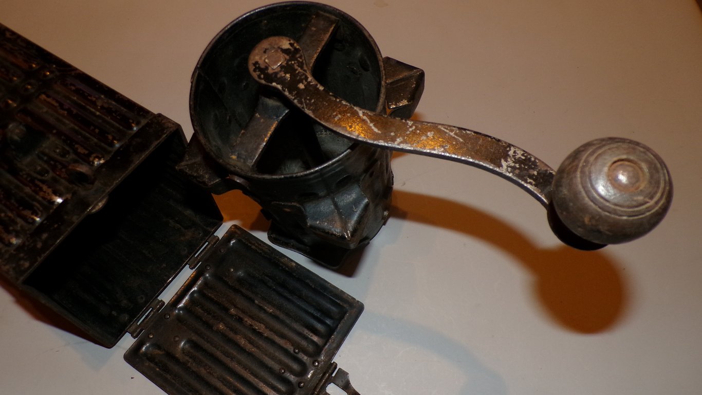 Italian / German Army Coffee Grinder (Feldküche / Kaffeemühle)