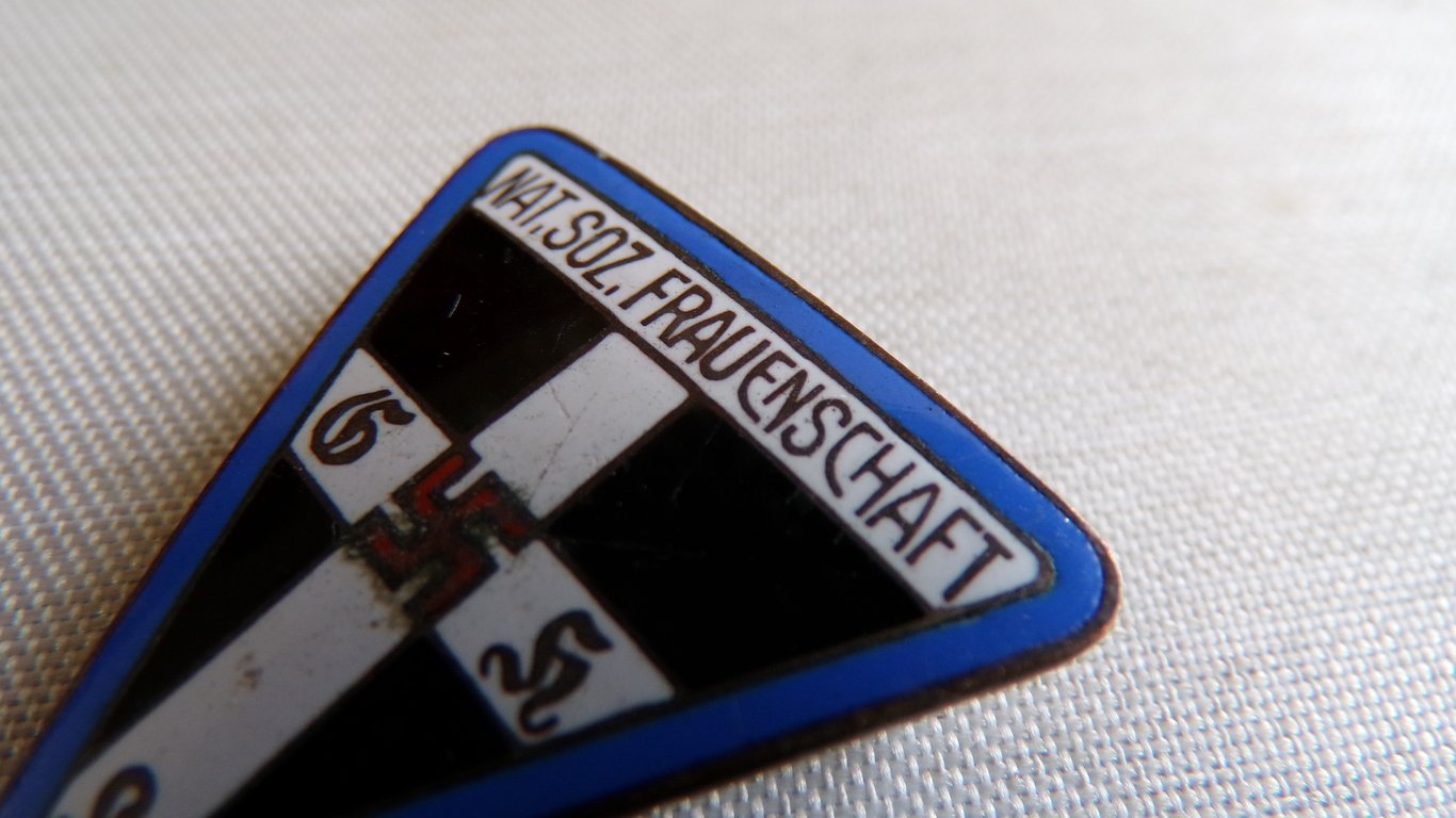 NS-Frauenschaft Enamel Membership Badge