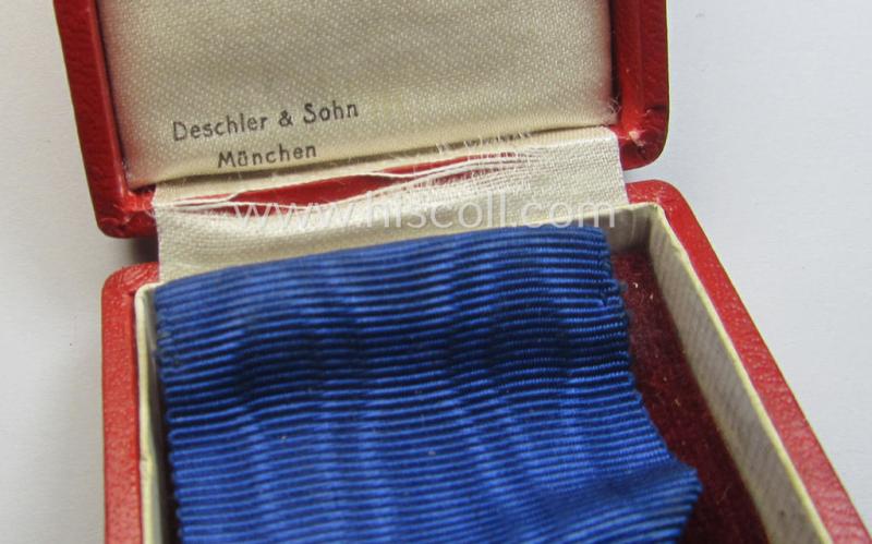 'Treuedienst Ehrenzeichen 1. Klasse' in its maker- (ie. 'Deschler'-) marked etui