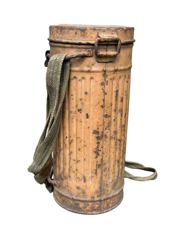 Sud Front Gasmasker and Canister