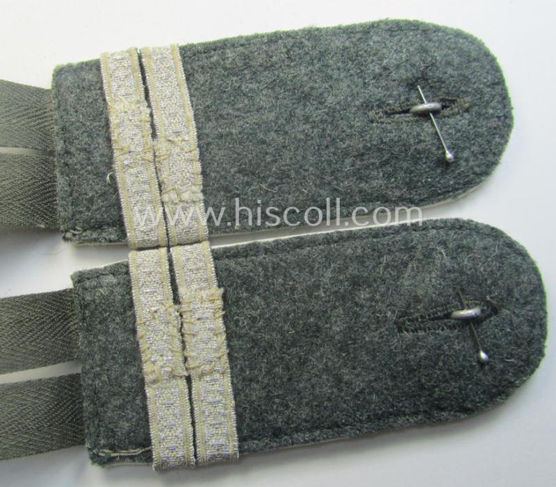 Hardly worn - fully matching and scarcely encountered! - pair of WH (Heeres) later-war period- (ie. 'simplified'- ie. 'M44- o. M45'-pattern) EM-type shoulderstraps as intended for a: 'Soldat u. Offiz.-Anwärter der Infanterie-Trpn.'
