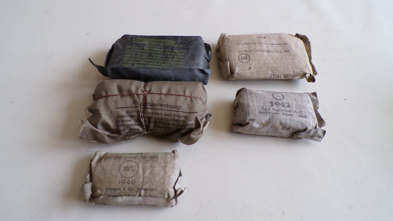 Wehrmacht Field Dressing Grouping (5 Pcs)