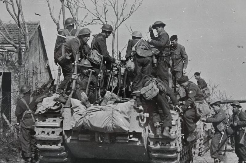 US WW2 Press Photo 'British Troops on the Front'