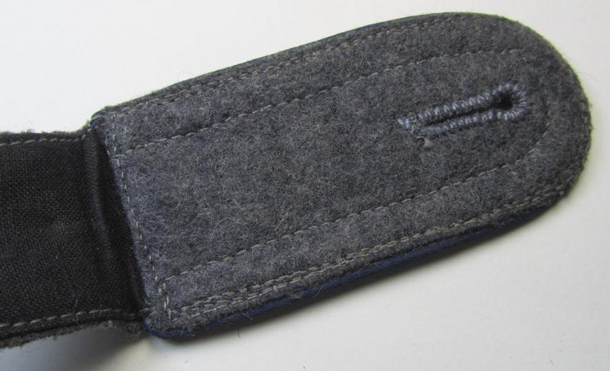 Single, WH (Luftwaffe) NCO-type shoulderstrap as piped in the darker-blue-coloured branchcolour as was intended for - and clearly used by! - an: 'Unteroffizier der Sanitäts-Truppen'