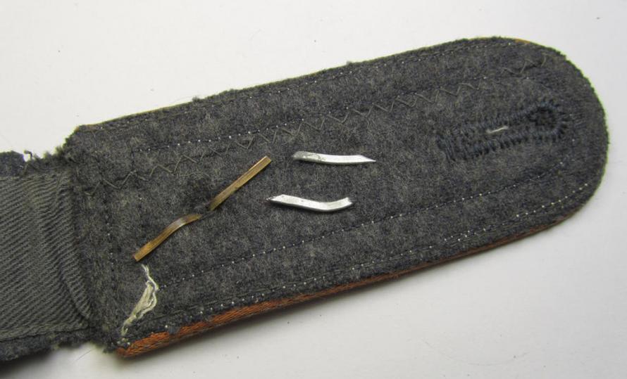 Neatly 'cyphered' - albeit regrettably single! - WH (Luftwaffe) NCO-type shoulderstrap as piped in the light-brown-coloured branchcolour, as was intended for a: 'Feldwebel der Nachrichten-Truppen u. Mitglied einer Nachrichtenschule'